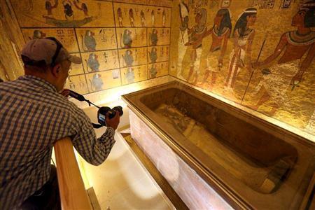 「王家の谷」にある墓地内で公開されている古代エジプト王、ツタンカーメンのひつぎ。壁の裏側には「隠し部屋」が存在するとみられるが、果たしてそこで眠っているのは推論通りネフェルティティなのだろうか＝２０１５年１１月２８日、エジプト・ルクソール近郊（ロイター）