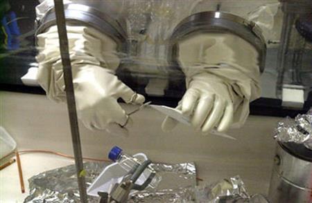 米上院議員に送りつけられた炭疽菌入りの手紙を開封する米陸軍の専門家。米中枢同時テロ直後に起きた一連の炭疽菌テロ事件では５人が死亡した＝２００１年１２月５日、米国・首都ワシントン（ロイター）