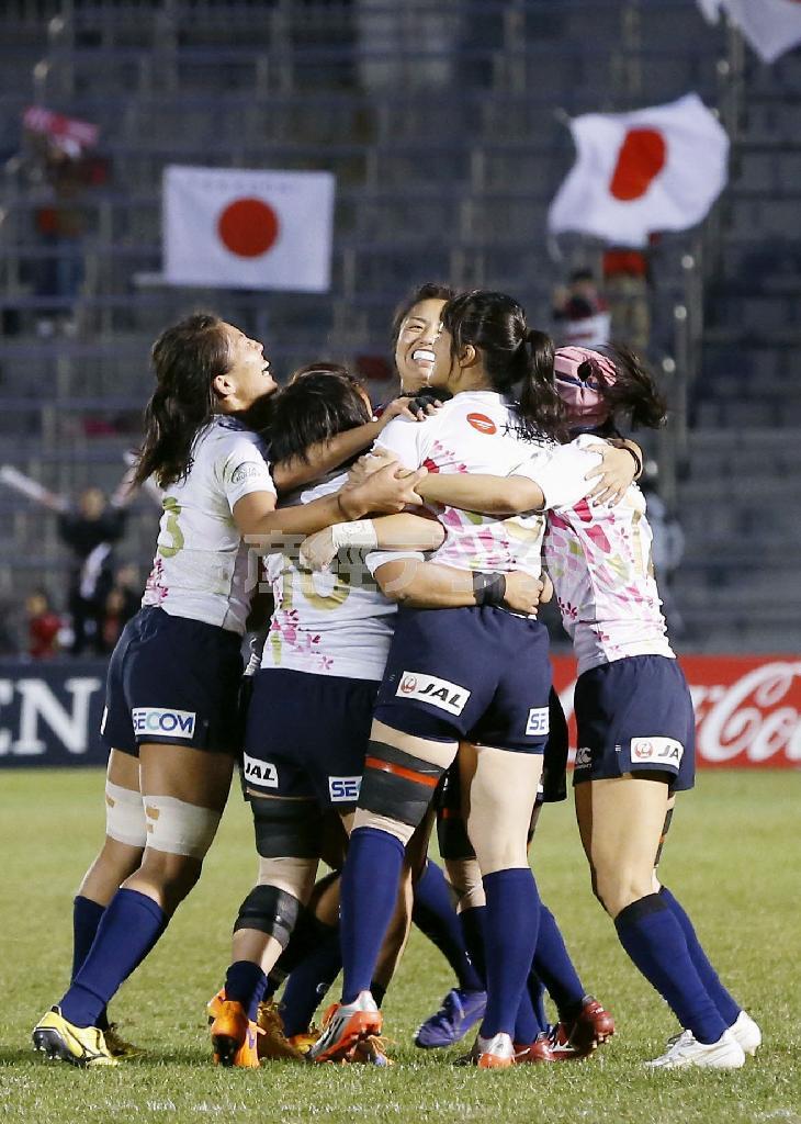 決勝でカザフスタンを破りリオ五輪出場を決め、歓喜する日本代表選手たち＝２０１５年１１月２９日、東京都港区の秩父宮ラグビー場（共同）
