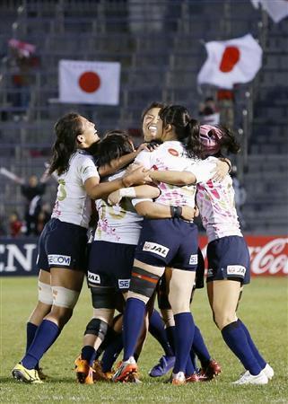 決勝でカザフスタンを破りリオ五輪出場を決め、歓喜する日本代表選手たち＝２０１５年１１月２９日、東京都港区の秩父宮ラグビー場（共同）