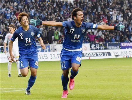 後半、ゴールを決め喜ぶ福岡・ウェリントン・ルイス・デ・ソウザ。左は浜田水輝（みずき）＝２０１５年１１月２９日、福岡県福岡市博多区のレベルファイブスタジアム（共同）
