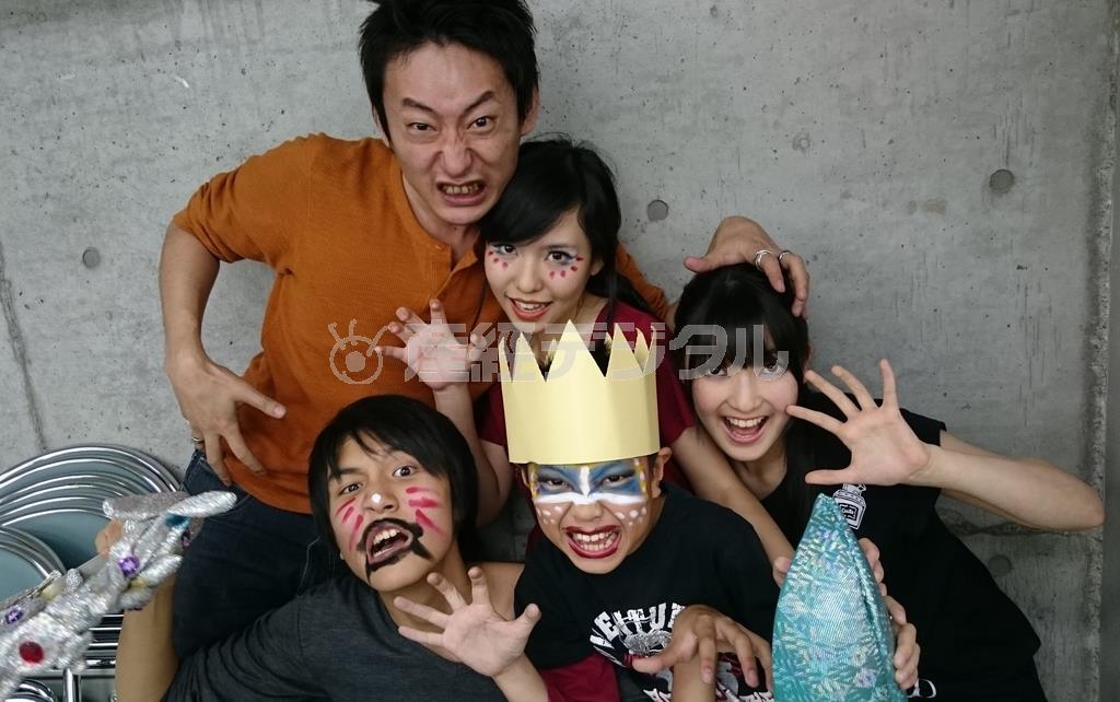 「戦闘用メイク」を施した「ＴＵＳＫ＿ＴＵＳＫ」出演者たちと＝２０１５年１１月２２日（藤沢志保穂子撮影）