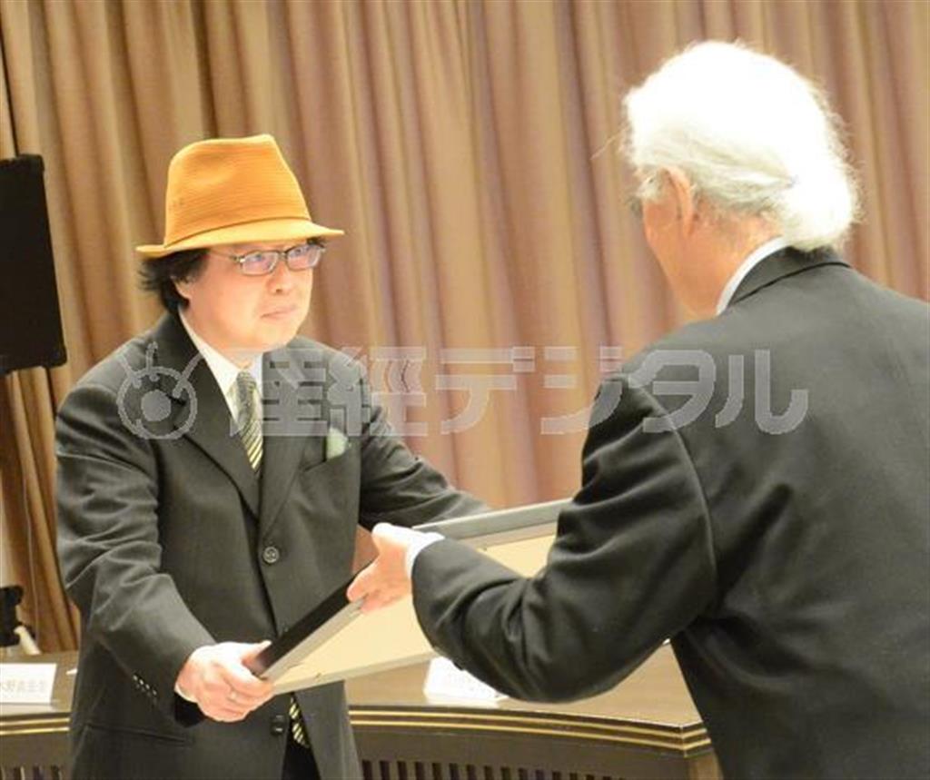 第２５回吉田秀和賞を授与される椹木野依（さわらぎ・のい）氏＝２０１５年１１月２０日、茨城県水戸市の水戸芸術館（原圭介撮影）