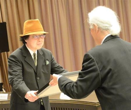 第２５回吉田秀和賞を授与される椹木野依（さわらぎ・のい）氏＝２０１５年１１月２０日、茨城県水戸市の水戸芸術館（原圭介撮影）