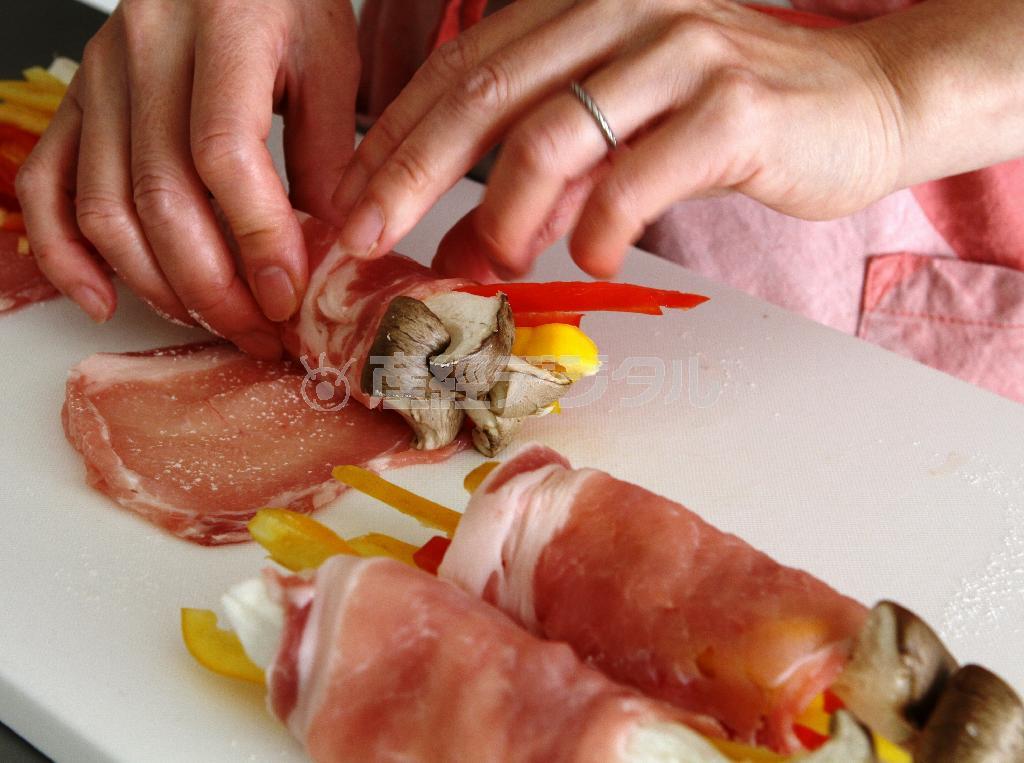 エリンギの肉巻き（作り方）＿＿豚肉を広げて小麦粉をふり、エリンギ、パプリカをのせて巻く（田中幸美撮影）
