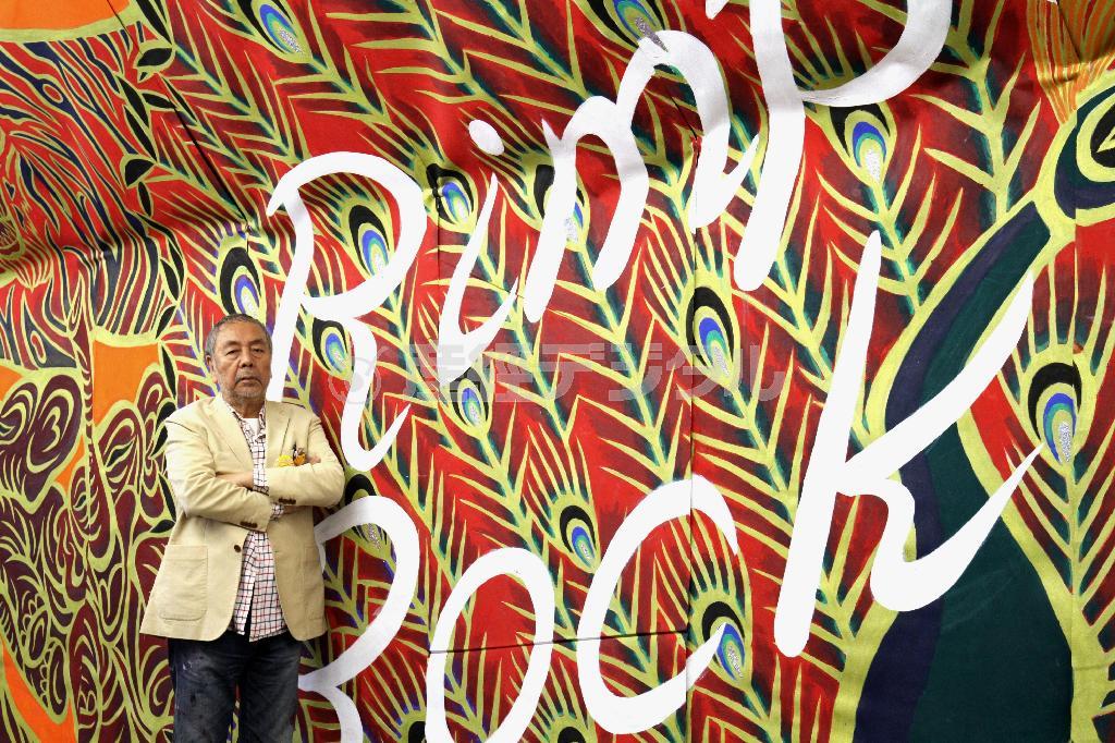 殺風景な地下通路ににぎわいとアート空間の創出を行うことを目的に帆布の絵を掲出した壁画絵師のキーヤンこと木村英輝（ひでき）さん＝２０１５年１１月１４日、京都市の四条通地下通路（田中幸美撮影）