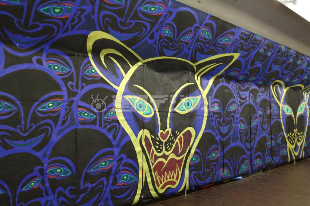 帆布の絵は、ジャガーやゾウなどの動物がモチーフになっている＝２０１５年１１月１４日、京都市の四条通地下通路（田中幸美撮影）