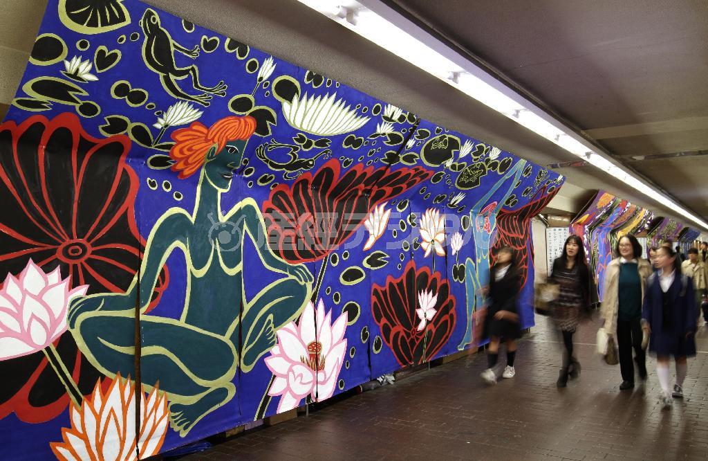 殺風景だった地下通路ににぎわいと新たなアート空間を創出するために掲出された帆布の絵。道行く人が足を止めて見入っていた＝２０１５年１１月１４日、京都市の四条通地下通路（田中幸美撮影）