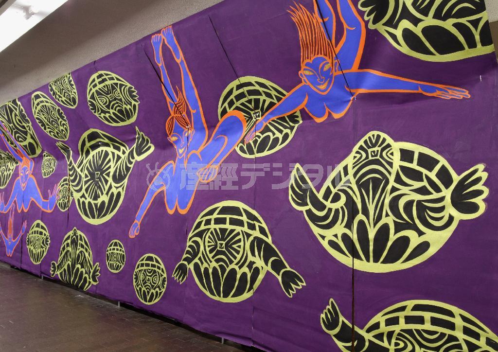 帆布のモチーフとなるゾウやジャガー、カメなどの動物はスケッチをして描く＝２０１５年１１月１４日、京都市の四条通地下通路（田中幸美撮影）