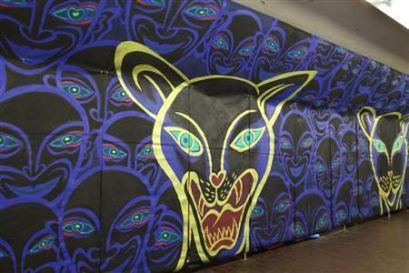 帆布の絵は、ジャガーやゾウなどの動物がモチーフになっている＝２０１５年１１月１４日、京都市の四条通地下通路（田中幸美撮影）