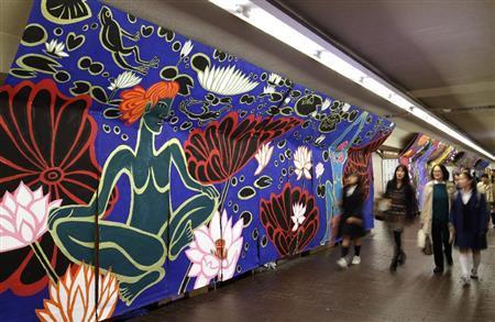 殺風景だった地下通路ににぎわいと新たなアート空間を創出するために掲出された帆布の絵。道行く人が足を止めて見入っていた＝２０１５年１１月１４日、京都市の四条通地下通路（田中幸美撮影）