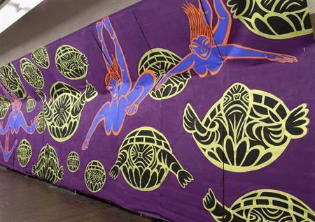 帆布のモチーフとなるゾウやジャガー、カメなどの動物はスケッチをして描く＝２０１５年１１月１４日、京都市の四条通地下通路（田中幸美撮影）