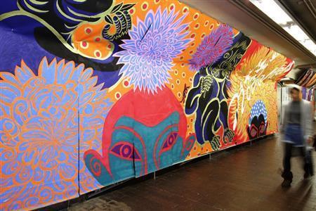 帆布は蓮やダリアなどの花、ゾウやコイなどの動物をはじめ、極彩色のど派手な女性がモチーフになっている＝２０１５年１１月１４日、京都市の四条通地下通路（田中幸美撮影）