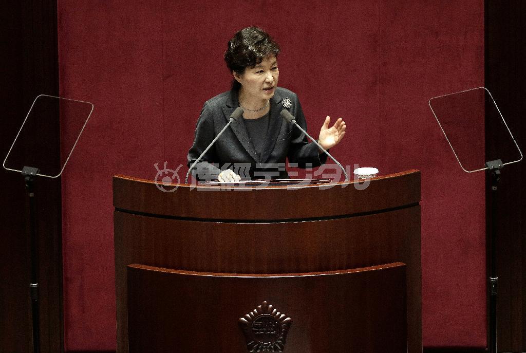 １０月２７日、韓国国会で施政方針演説を行う朴槿恵（パク・クネ）大統領。歴史教科書の国定化についても理解を求めた＝２０１５年、韓国・首都ソウル（ＡＰ）