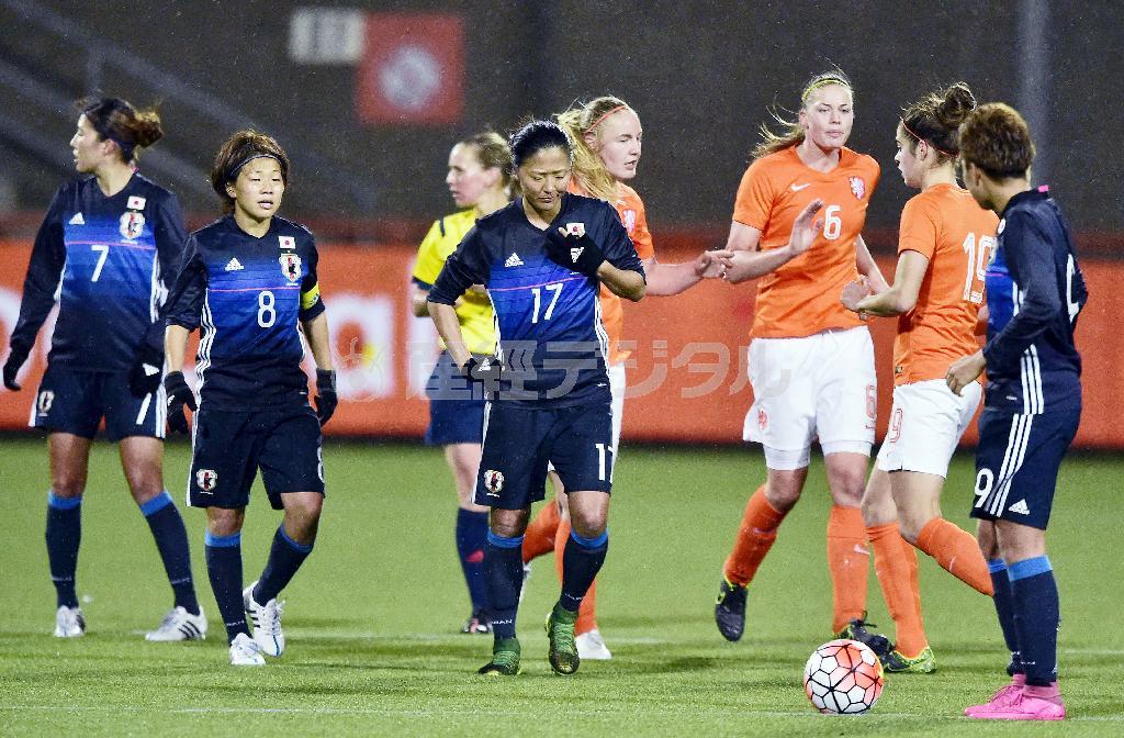 オランダ戦の後半、３点目を決められて厳しい表情の宮間あや（８）、大儀見優季（おおぎみ・ゆうき、１７）ら、なでしこイレブン＝２０１５年１１月２９日、オランダ・北ホラント州フォレンダム（共同）