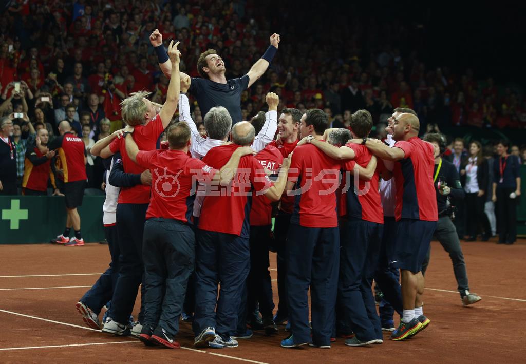 デ杯優勝が決まると、英国チームは大立役者のアンディ・マリーの胴上げを始めて喜びを爆発させた＝２０１５年１１月２９日、ベルギー・ヘント（ロイター）