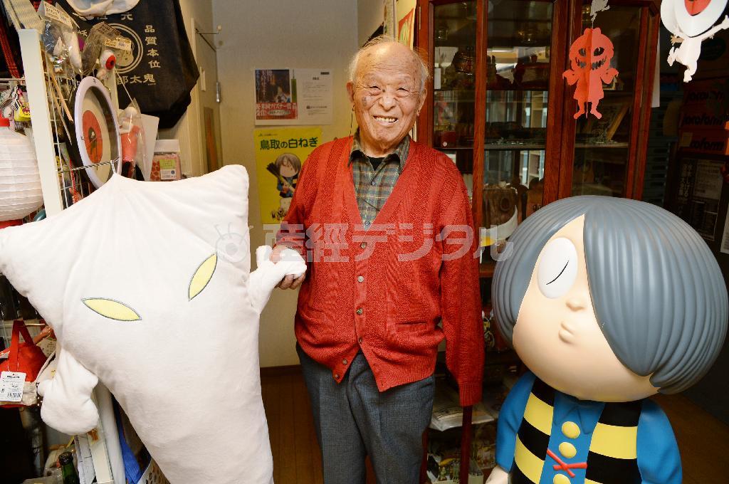 自ら生み出した鬼太郎などの模型と写真に収まる水木しげるさん＝２０１４年１１月１１日、東京都調布市（寺河内美奈撮影）