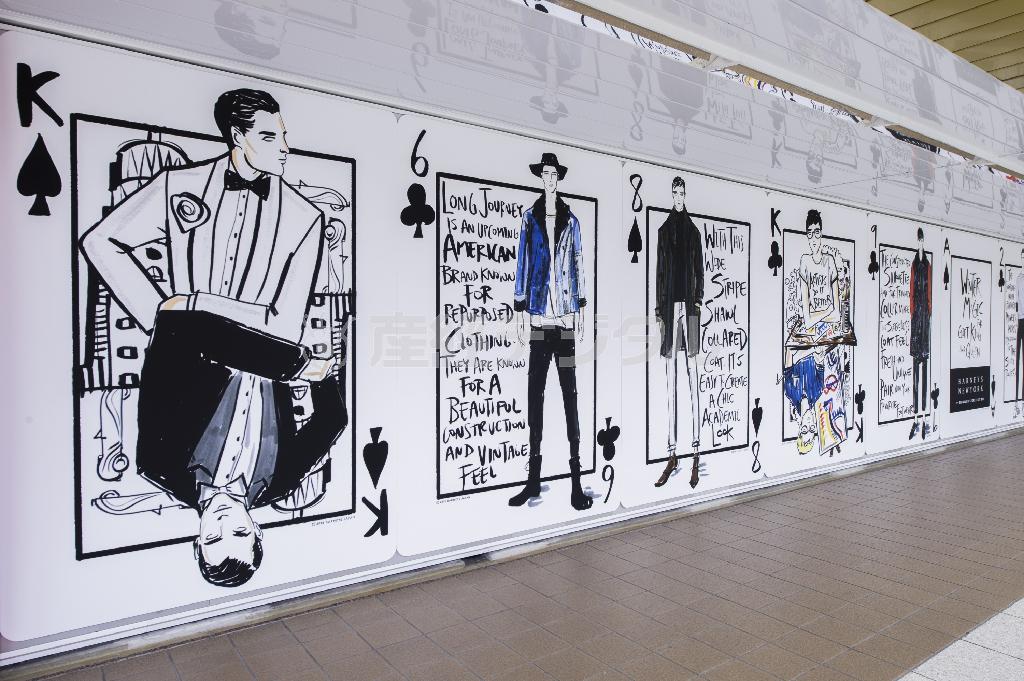 東京・新宿駅の地下街に登場したジャスティン・テオドロ画のトランプの広告、メンズ版＝２０１５年１１月２３日、東京都新宿区（藤沢志穂子撮影）