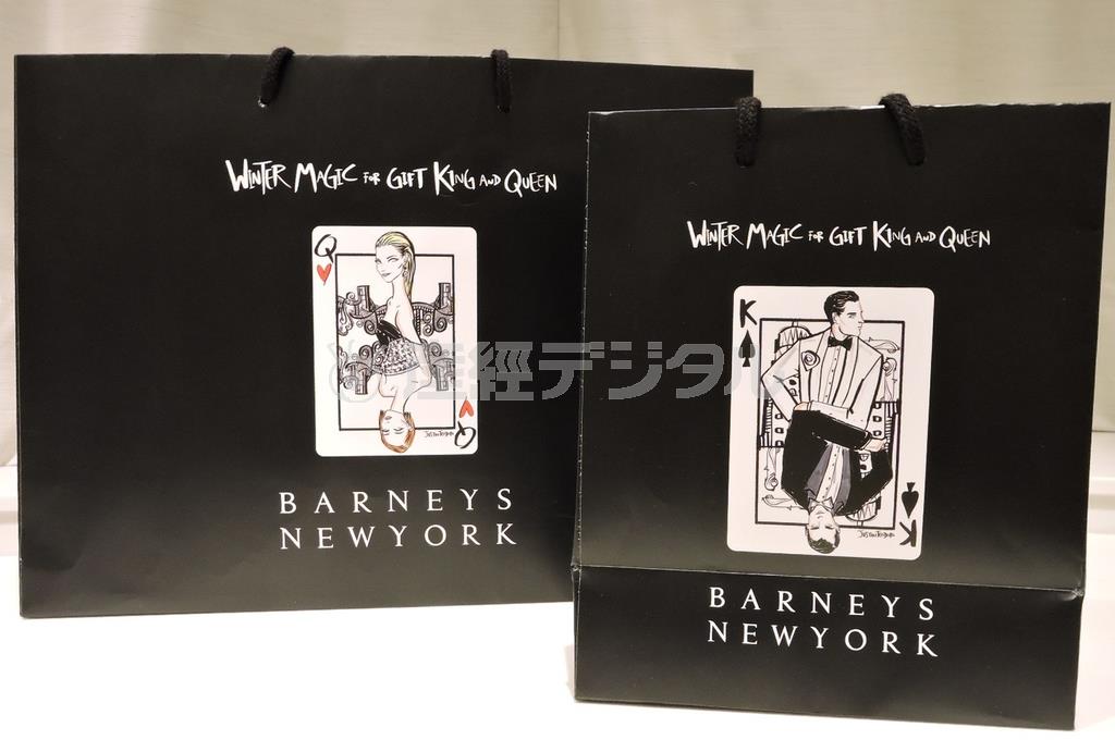 キャンペーン期間中、バーニーズ＿ニューヨークで買い物をすると、ジャスティンさんデザインの紙バッグに入れてもらえる。なくなり次第終了＝２０１５年１１月１２日、東京都新宿区（藤沢志穂子撮影）