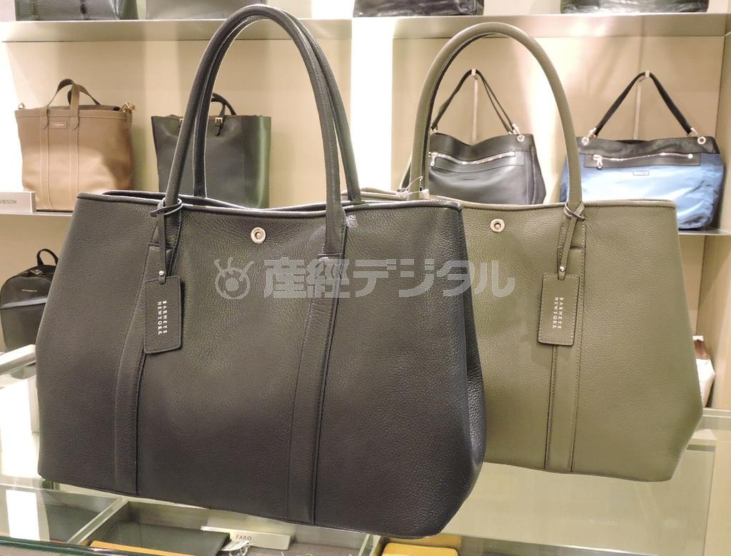 スタイリッシュで収納性十分のレザーバッグ（ＢＡＲＮＥＹＳ＿ＮＥＷ＿ＹＯＲＫ各３万３０００円）。男女兼用でカップルおそろいでも使えそう＝２０１５年１１月１２日、東京都新宿区（藤沢志穂子撮影）