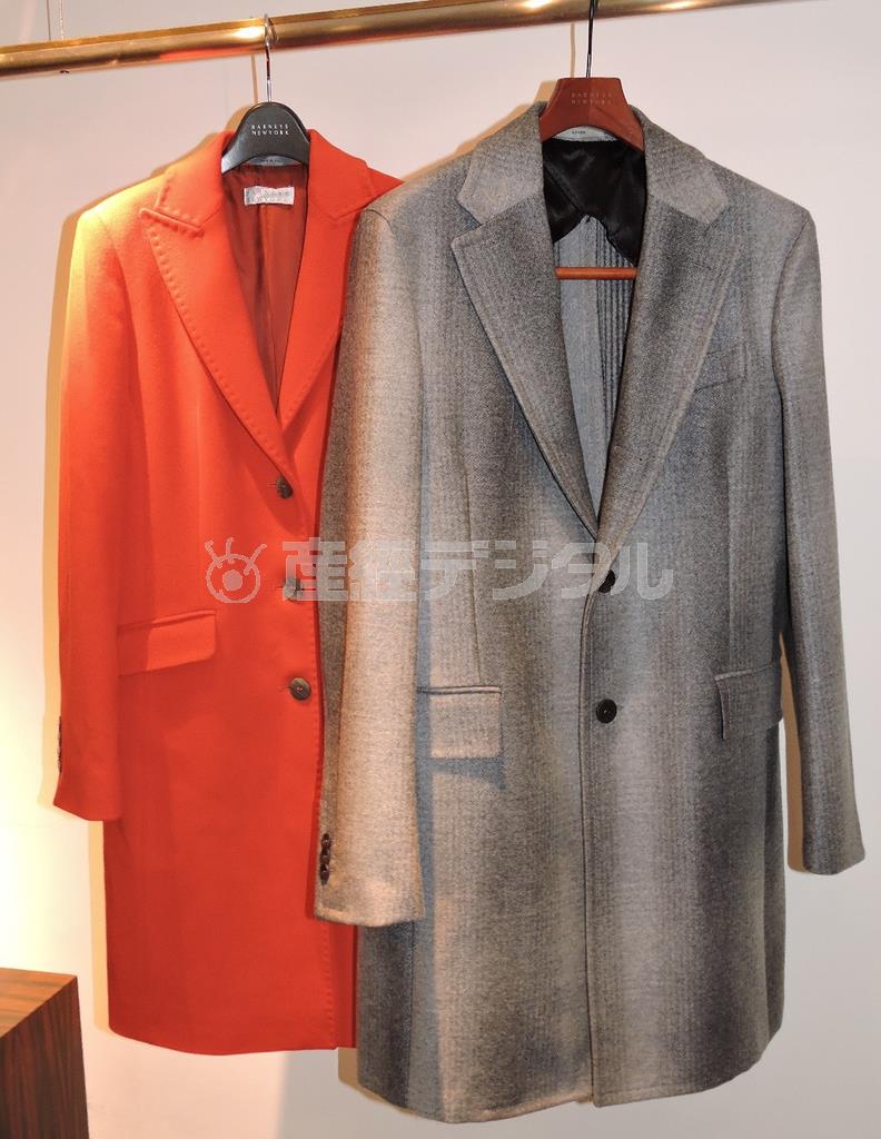 ＢＯＧＬＩＯＬＩのメンズコート（右、１６万５０００円）と、ＢＡＲＮＥＹＳ＿ＮＥＷ＿ＹＯＲＫオリジナルのウィメンズのチェスターコート（１０万円）。ともに美しいシルエットで大事な人へのプレゼントにも＝２０１５年１１月１２日、東京都新宿区（藤沢志穂子撮影）