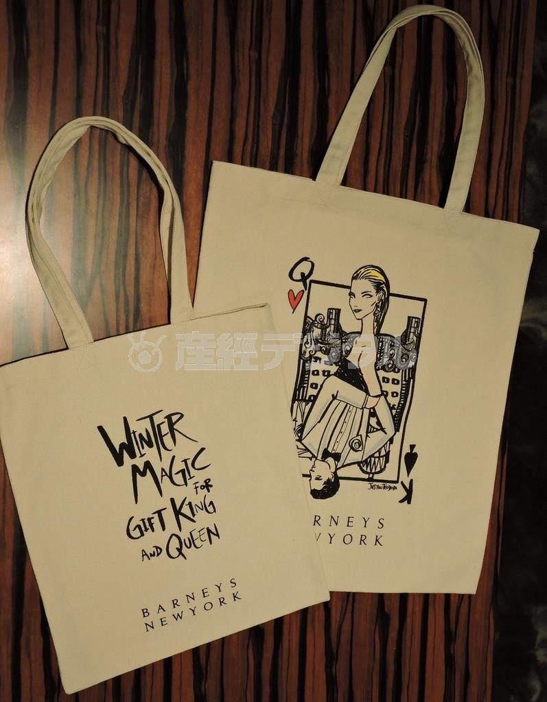 ジャスティン・テオドロさんのイラストをあしらったＢＡＲＮＥＹＳ＿ＮＥＷ＿ＹＯＲＫ限定品のチャリティートートバッグ２種。Ｍサイズ（右、１０００円）とＳサイズ（５００円）＝２０１５年１１月１２日、東京都新宿区（藤沢志穂子撮影）