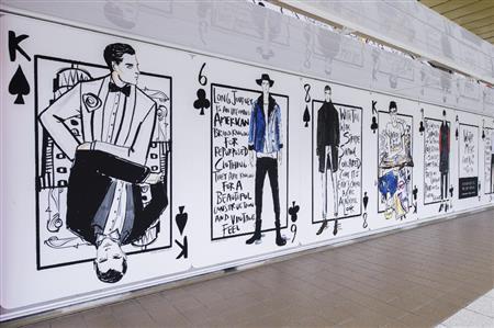 東京・新宿駅の地下街に登場したジャスティン・テオドロ画のトランプの広告、メンズ版＝２０１５年１１月２３日、東京都新宿区（藤沢志穂子撮影）