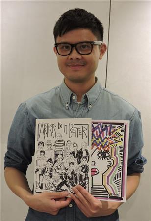 自作のイラストを持つジャスティン・テオドロさん＝２０１５年１１月１２日、東京都新宿区（藤沢志穂子撮影）
