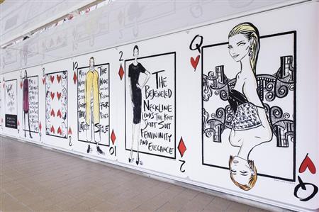 東京・新宿駅の地下街に登場したジャスティン・テオドロ画のトランプの広告、ウィメンズ版＝２０１５年１１月２３日、東京都新宿区（藤沢志穂子撮影）