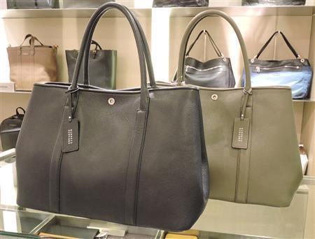 スタイリッシュで収納性十分のレザーバッグ（ＢＡＲＮＥＹＳ＿ＮＥＷ＿ＹＯＲＫ各３万３０００円）。男女兼用でカップルおそろいでも使えそう＝２０１５年１１月１２日、東京都新宿区（藤沢志穂子撮影）