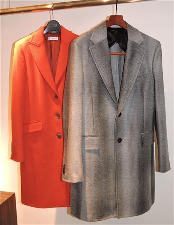 ＢＯＧＬＩＯＬＩのメンズコート（右、１６万５０００円）と、ＢＡＲＮＥＹＳ＿ＮＥＷ＿ＹＯＲＫオリジナルのウィメンズのチェスターコート（１０万円）。ともに美しいシルエットで大事な人へのプレゼントにも＝２０１５年１１月１２日、東京都新宿区（藤沢志穂子撮影）