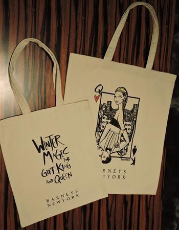 ジャスティン・テオドロさんのイラストをあしらったＢＡＲＮＥＹＳ＿ＮＥＷ＿ＹＯＲＫ限定品のチャリティートートバッグ２種。Ｍサイズ（右、１０００円）とＳサイズ（５００円）＝２０１５年１１月１２日、東京都新宿区（藤沢志穂子撮影）