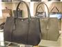 スタイリッシュで収納性十分のレザーバッグ（ＢＡＲＮＥＹＳ＿ＮＥＷ＿ＹＯＲＫ各３万３０００円）。男女兼用でカップルおそろいでも使えそう＝２０１５年１１月１２日、東京都新宿区（藤沢志穂子撮影）