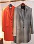 ＢＯＧＬＩＯＬＩのメンズコート（右、１６万５０００円）と、ＢＡＲＮＥＹＳ＿ＮＥＷ＿ＹＯＲＫオリジナルのウィメンズのチェスターコート（１０万円）。ともに美しいシルエットで大事な人へのプレゼントにも＝２０１５年１１月１２日、東京都新宿区（藤沢志穂子撮影）
