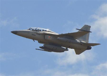 クラーク空軍基地に到着したＦＡ５０戦闘機＝２８日、フィリピン・ルソン島（共同）