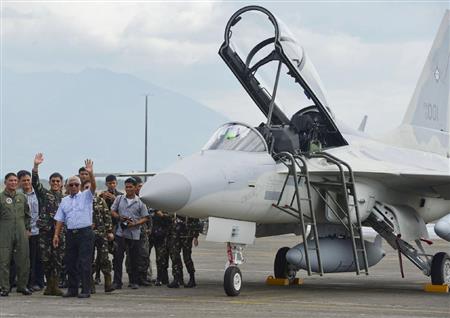 クラーク空軍基地に到着したＦＡ５０戦闘機を出迎えるフィリピン軍関係者ら＝２８日、フィリピン・ルソン島（共同）