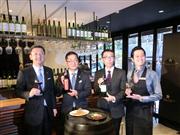 コンセプトショップ「グランポレールワインバートーキョー」でグランポレールをＰＲするサッポロビールの時松浩取締役（左から２人目）ら＝２日、東京都中央区（松元洋平撮影）