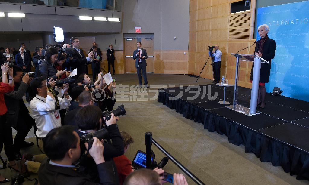 記者会見で中国人民元のＳＤＲ（特別引き出し権）構成通貨入りを発表するＩＭＦ（国際通貨基金）のクリスティーヌ・ラガルド専務理事（右）＝２０１５年１１月３０日、米国・首都ワシントン（ＡＰ）