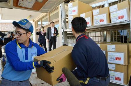 石川県珠洲市（すずし）の郵便局に到着したマイナンバー制度の通知カード＝２０１５年１０月（共同）
