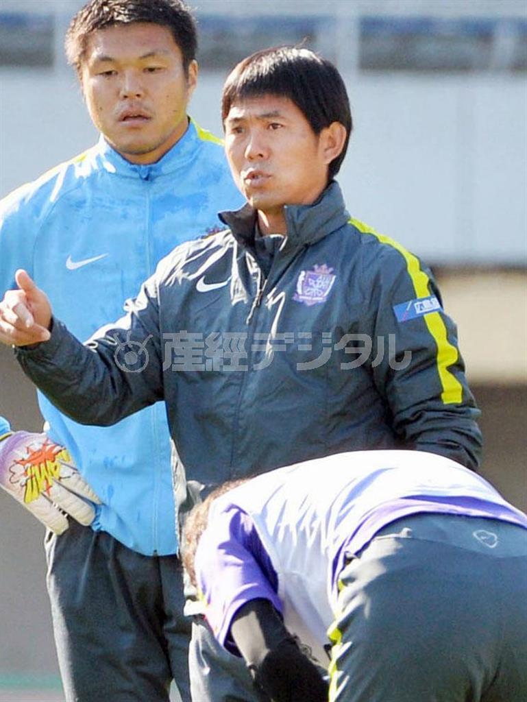 Ｇ大阪戦に向けた練習で、選手に指示を出す広島・森保一（もりやす・はじめ）監督（中央）＝２０１５年１２月１日、広島県広島市安佐南区のエディオンスタジアム広島（共同）