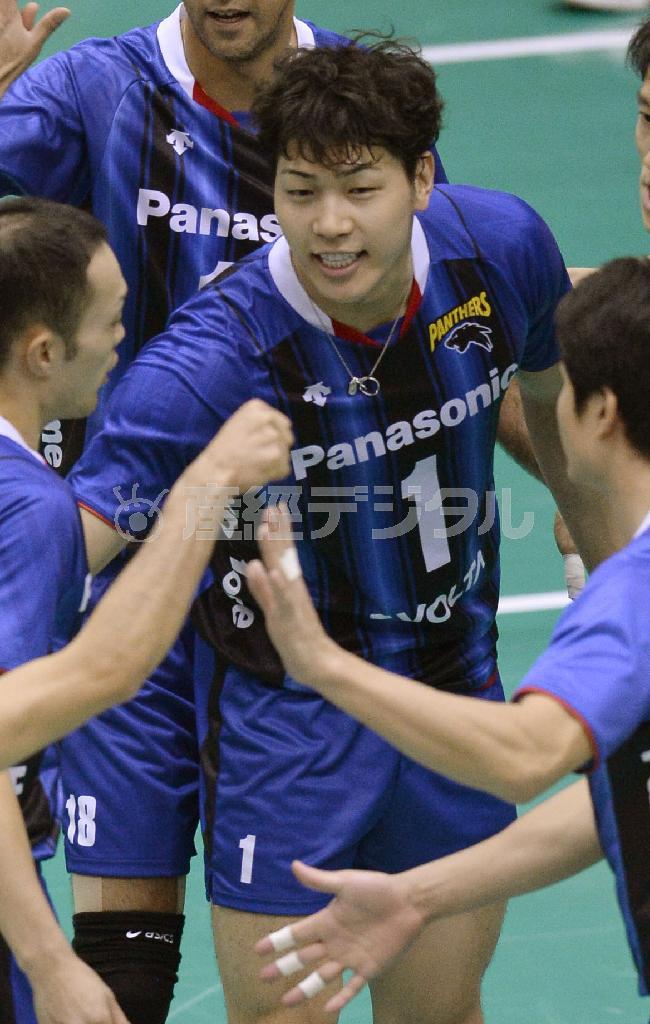プレミアリーグ東レ戦でチームメートとタッチを交わすパナソニック・清水邦広（１）＝２０１５年１１月、福岡県福岡市博多区の福岡市民体育館（共同）