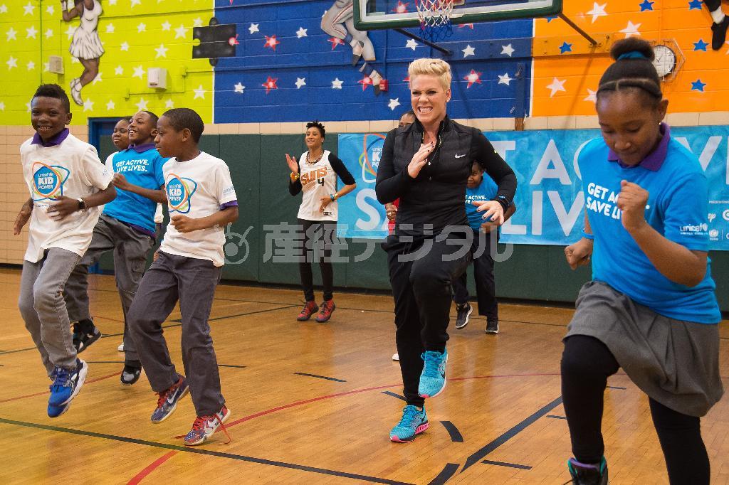 米歌手、ピンクさん（中央）＝２０１５年１１月３０日、米ニューヨーク（ＡＰ）