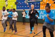 米歌手、ピンクさん（中央）＝２０１５年１１月３０日、米ニューヨーク（ＡＰ）