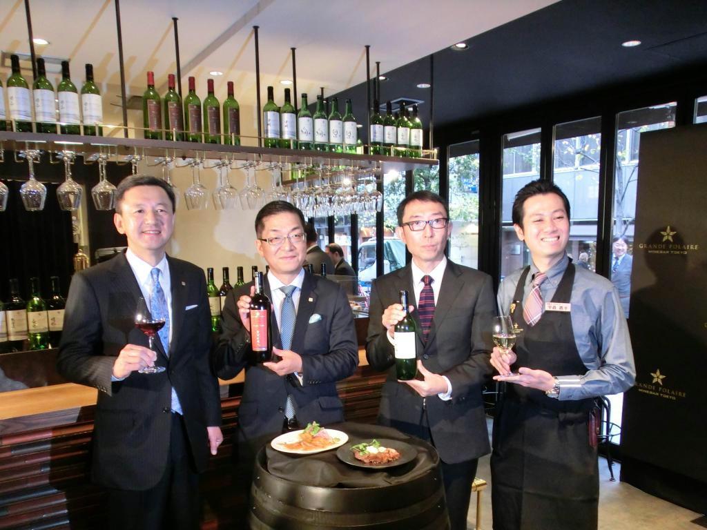 コンセプトショップ「グランポレールワインバートーキョー」でグランポレールをＰＲするサッポロビールの時松浩取締役（左から２人目）ら＝２日、東京都中央区