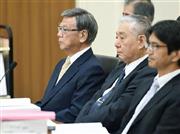 沖縄県名護市辺野古の埋め立て承認をめぐる「代執行訴訟」の第１回口頭弁論で意見陳述を待つ翁長雄志（おなが・たけし）知事（左）＝２０１５年１２月２日午後、沖縄県那覇市の福岡高裁那覇支部（代表撮影）