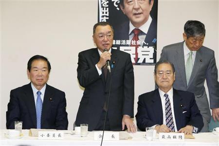 自民党税制調査会の幹部会合であいさつする宮沢洋一会長（中央）＝２０１５年１２月２日午前、東京都千代田区永田町の党本部（共同）