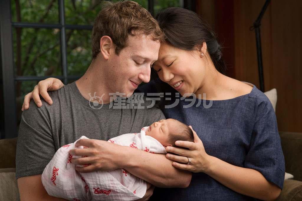 まな娘のマックスちゃんとマーク・ザッカーバーグ氏（左）と、妻のチャンさん。マックスちゃんの誕生が、世界の子供たちへの慈善活動を決意させた＝２０１５年１２月１日、米カリフォルニア州サンフランシスコ（ロイター）