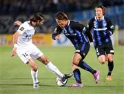 前半、広島・ミキッチと競り合うＧ大阪・宇佐美貴史（中）＝２０１５年１２月２日、大阪府吹田市の万博記念競技場（永田直也撮影）