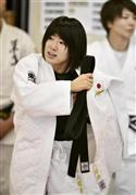 練習で柔道着に袖を通す女子４８キロ級の浅見八瑠奈（はるな）＝２０１５年１２月２日、東京都文京区の講道館（共同）