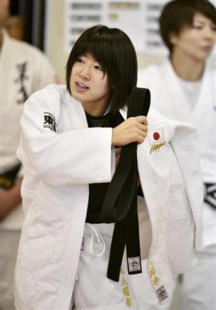練習で柔道着に袖を通す女子４８キロ級の浅見八瑠奈（はるな）＝２０１５年１２月２日、東京都文京区の講道館（共同）